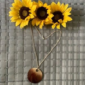 Women’s costume jewelry / necklace